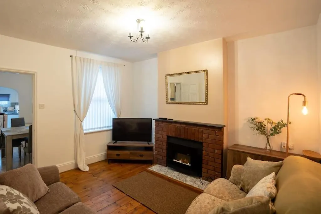 Gloucester City - Birchmore House - 2 Bedroom End Terrace Property Near To City Centre & Hospital With On-Street Parking - Sleeps 5 - Great For Hospital Workers & Contractors - Hosted By Rentmyhouse GLOUCESTERSHIRE 0*,