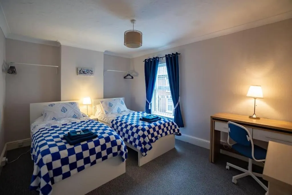 Gloucester City - Birchmore House - 2 Bedroom End Terrace Property Near To City Centre & Hospital With On-Street Parking - Sleeps 5 - Great For Hospital Workers & Contractors - Hosted By Rentmyhouse GLOUCESTERSHIRE Holiday home