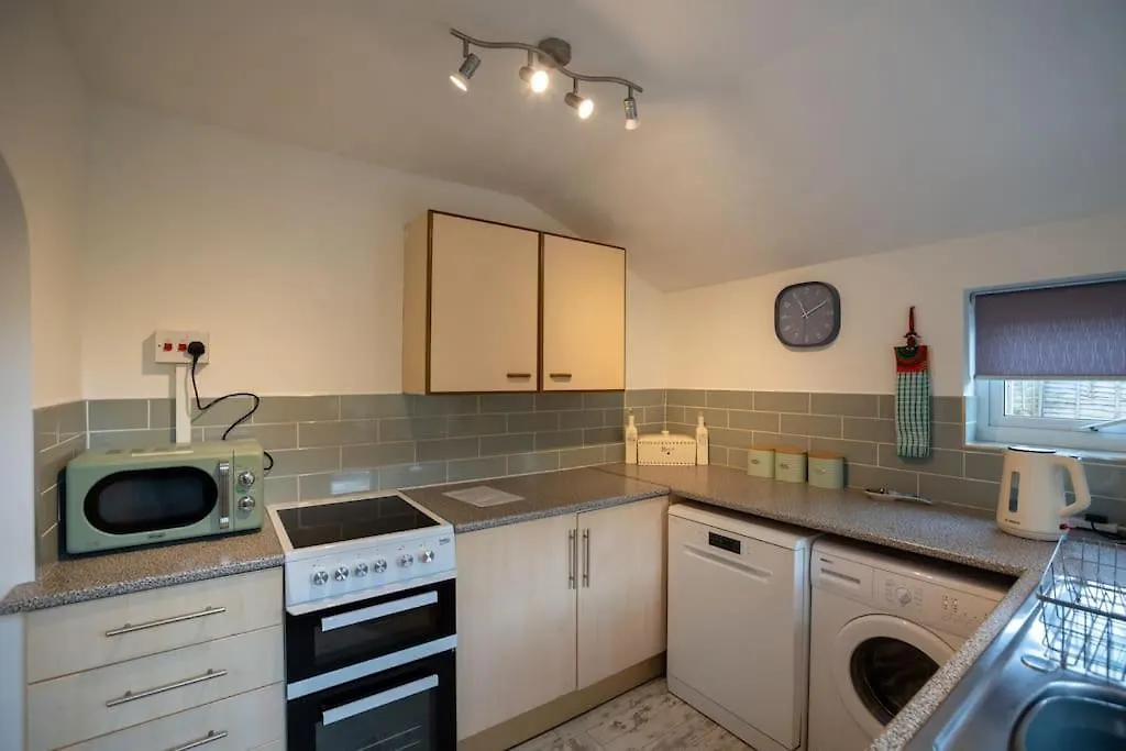Holiday home Gloucester City - Birchmore House - 2 Bedroom End Terrace Property Near To City Centre & Hospital With On-Street Parking - Sleeps 5 - Great For Hospital Workers & Contractors - Hosted By Rentmyhouse GLOUCESTERSHIRE
