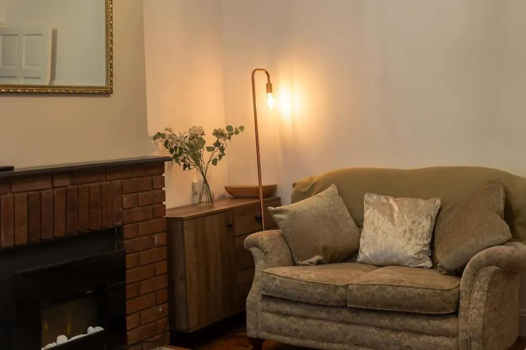 Gloucester City - Birchmore House - 2 Bedroom End Terrace Property Near To City Centre & Hospital With On-Street Parking - Sleeps 5 - Great For Hospital Workers & Contractors - Hosted By Rentmyhouse GLOUCESTERSHIRE United Kingdom