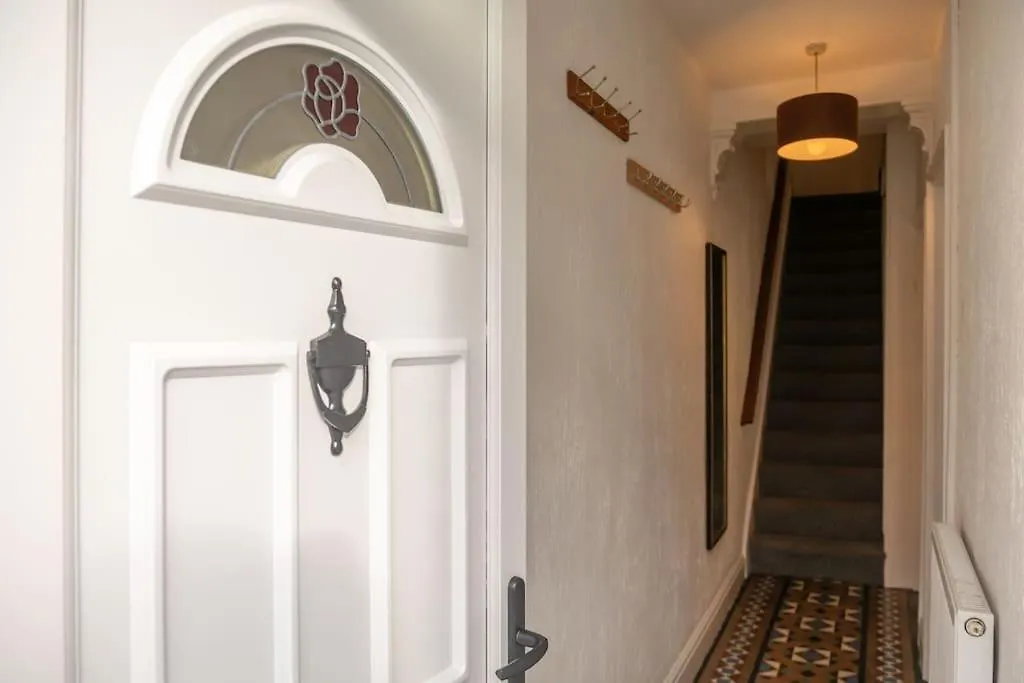 Gloucester City - Birchmore House - 2 Bedroom End Terrace Property Near To City Centre & Hospital With On-Street Parking - Sleeps 5 - Great For Hospital Workers & Contractors - Hosted By Rentmyhouse GLOUCESTERSHIRE 0*,  United Kingdom