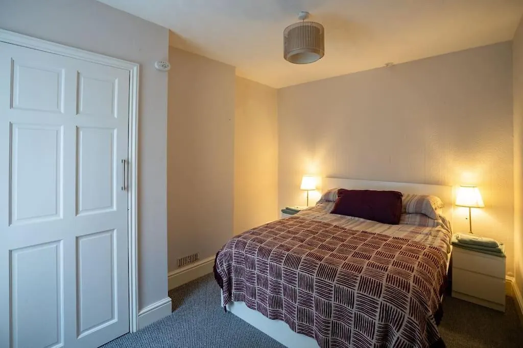 Gloucester City - Birchmore House - 2 Bedroom End Terrace Property Near To City Centre & Hospital With On-Street Parking - Sleeps 5 - Great For Hospital Workers & Contractors - Hosted By Rentmyhouse GLOUCESTERSHIRE Holiday home