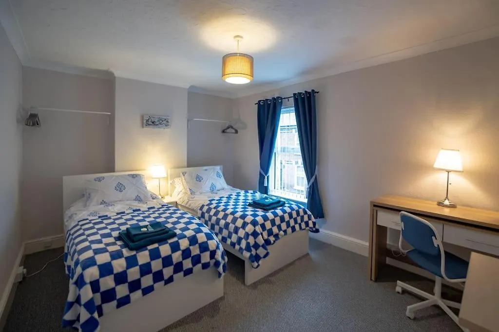 Holiday home Gloucester City - Birchmore House - 2 Bedroom End Terrace Property Near To City Centre & Hospital With On-Street Parking - Sleeps 5 - Great For Hospital Workers & Contractors - Hosted By Rentmyhouse GLOUCESTERSHIRE United Kingdom