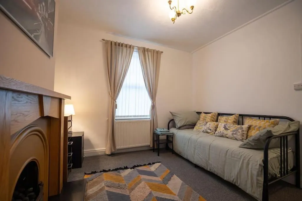 Gloucester City - Birchmore House - 2 Bedroom End Terrace Property Near To City Centre & Hospital With On-Street Parking - Sleeps 5 - Great For Hospital Workers & Contractors - Hosted By Rentmyhouse GLOUCESTERSHIRE