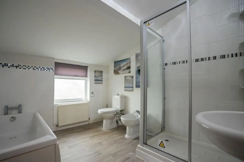 Holiday home Gloucester City - Birchmore House - 2 Bedroom End Terrace Property Near To City Centre & Hospital With On-Street Parking - Sleeps 5 - Great For Hospital Workers & Contractors - Hosted By Rentmyhouse GLOUCESTERSHIRE