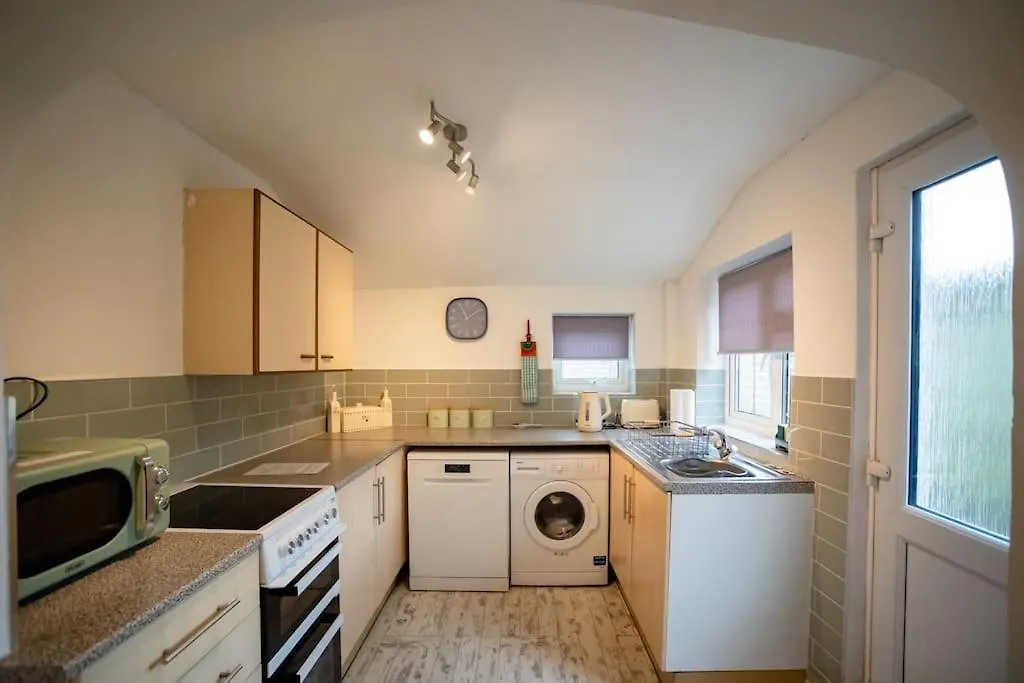 Gloucester City - Birchmore House - 2 Bedroom End Terrace Property Near To City Centre & Hospital With On-Street Parking - Sleeps 5 - Great For Hospital Workers & Contractors - Hosted By Rentmyhouse GLOUCESTERSHIRE 0*,  영국