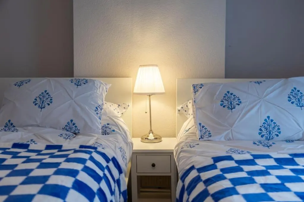 Gloucester City - Birchmore House - 2 Bedroom End Terrace Property Near To City Centre & Hospital With On-Street Parking - Sleeps 5 - Great For Hospital Workers & Contractors - Hosted By Rentmyhouse GLOUCESTERSHIRE 펜션