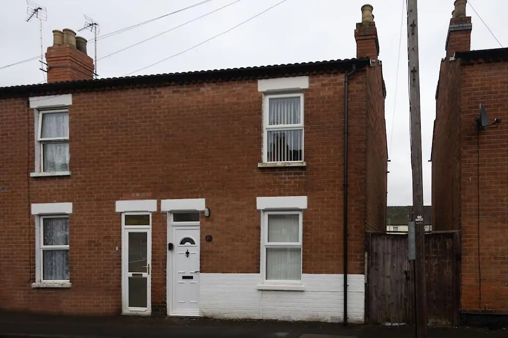 Gloucester City - Birchmore House - 2 Bedroom End Terrace Property Near To City Centre & Hospital With On-Street Parking - Sleeps 5 - Great For Hospital Workers & Contractors - Hosted By Rentmyhouse GLOUCESTERSHIRE