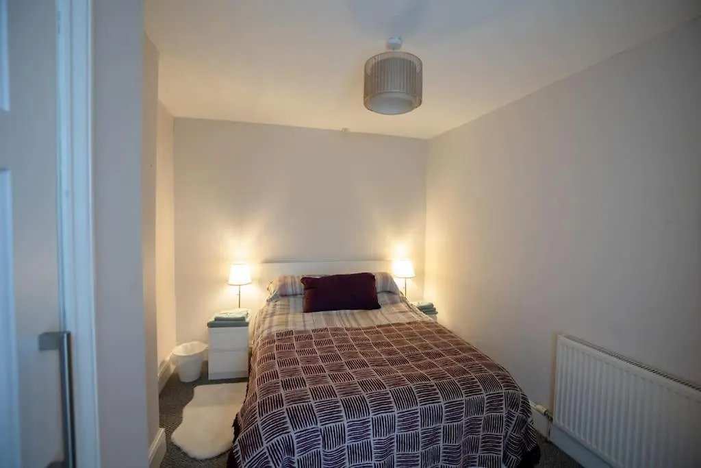 Gloucester City - Birchmore House - 2 Bedroom End Terrace Property Near To City Centre & Hospital With On-Street Parking - Sleeps 5 - Great For Hospital Workers & Contractors - Hosted By Rentmyhouse GLOUCESTERSHIRE