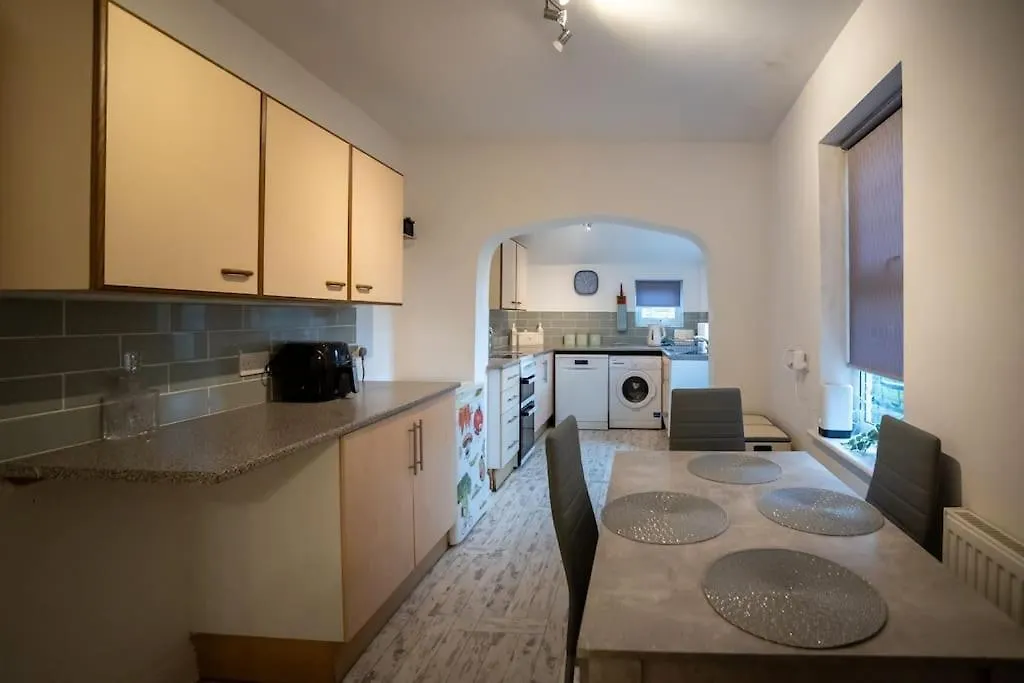 Gloucester City - Birchmore House - 2 Bedroom End Terrace Property Near To City Centre & Hospital With On-Street Parking - Sleeps 5 - Great For Hospital Workers & Contractors - Hosted By Rentmyhouse GLOUCESTERSHIRE 펜션
