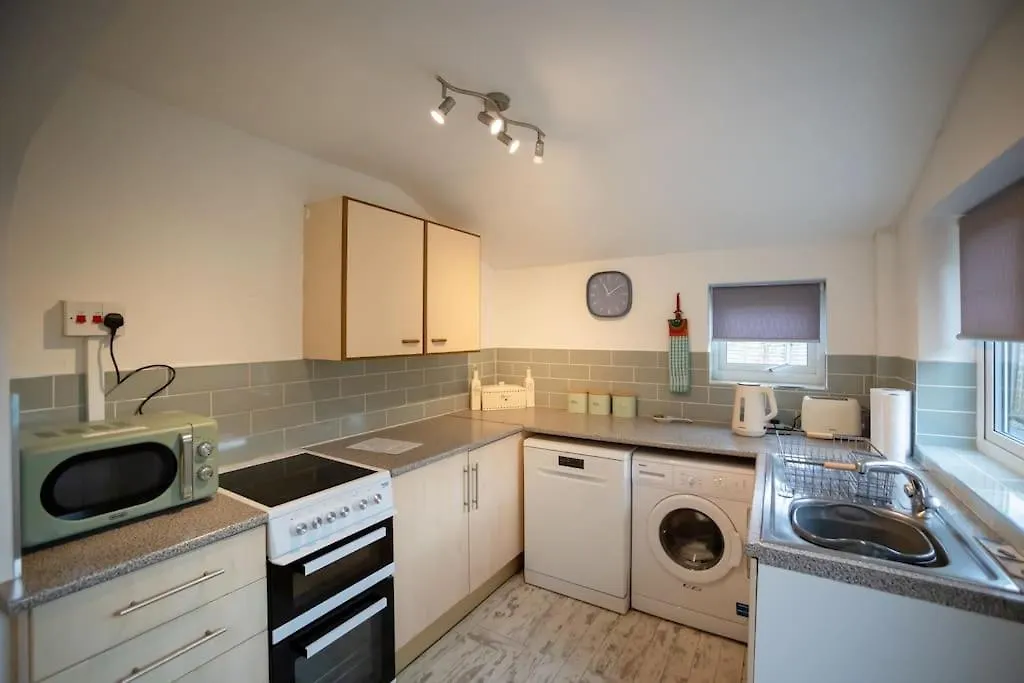 펜션 Gloucester City - Birchmore House - 2 Bedroom End Terrace Property Near To City Centre & Hospital With On-Street Parking - Sleeps 5 - Great For Hospital Workers & Contractors - Hosted By Rentmyhouse GLOUCESTERSHIRE