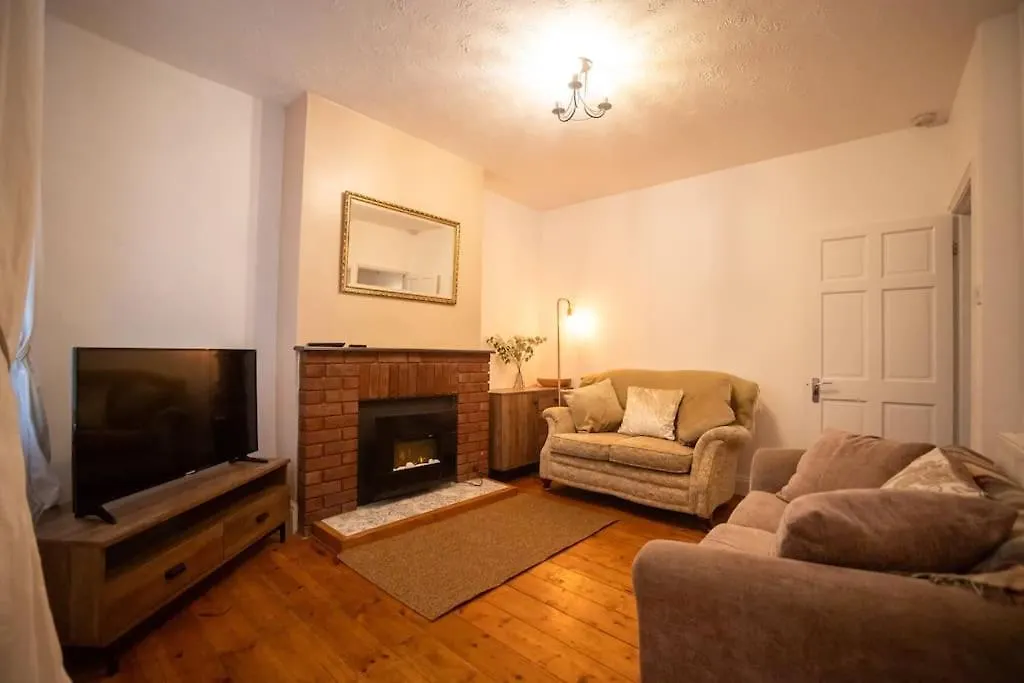Gloucester City - Birchmore House - 2 Bedroom End Terrace Property Near To City Centre & Hospital With On-Street Parking - Sleeps 5 - Great For Hospital Workers & Contractors - Hosted By Rentmyhouse GLOUCESTERSHIRE
