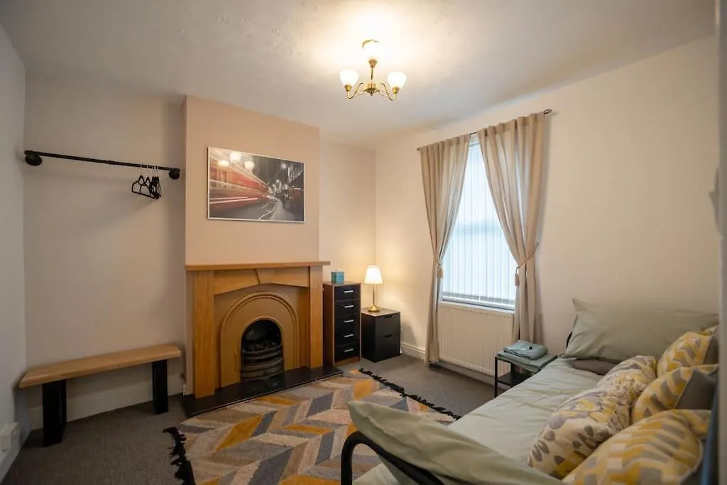 Gloucester City - Birchmore House - 2 Bedroom End Terrace Property Near To City Centre & Hospital With On-Street Parking - Sleeps 5 - Great For Hospital Workers & Contractors - Hosted By Rentmyhouse GLOUCESTERSHIRE 0*,